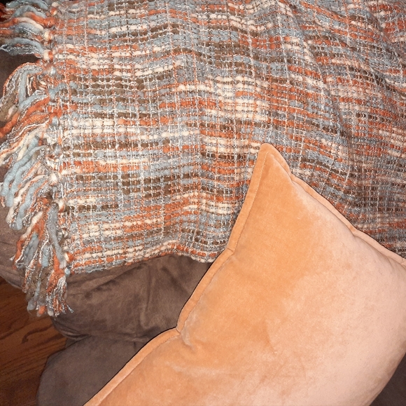 Fall colored pillows and throw blanket - Picture 5 of 5